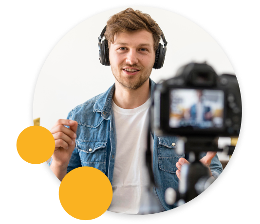 Creador de contenido grabando con una cámara.