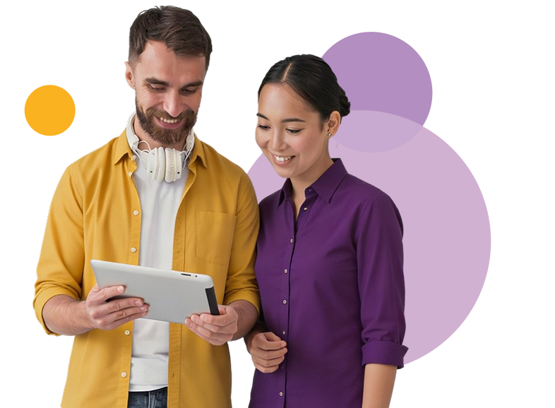 Pareja sonriente mirando una tablet juntos.